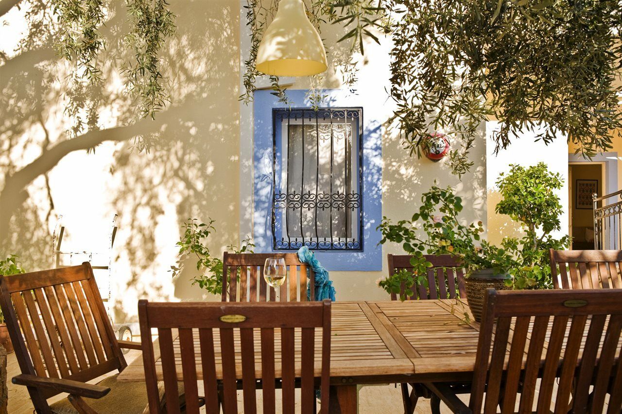 Merve Apartments, Your Home From Home In Central Bodrum, Street Cats Frequent The Property, Not All Apartments Have Balconies , Ground Floor Have Terrace With Table And Chairs Extérieur photo